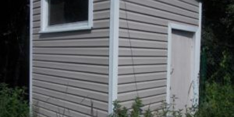 Jak opláštit záchod ve venkovském domě venku a uvnitř: možnosti rozpočtu